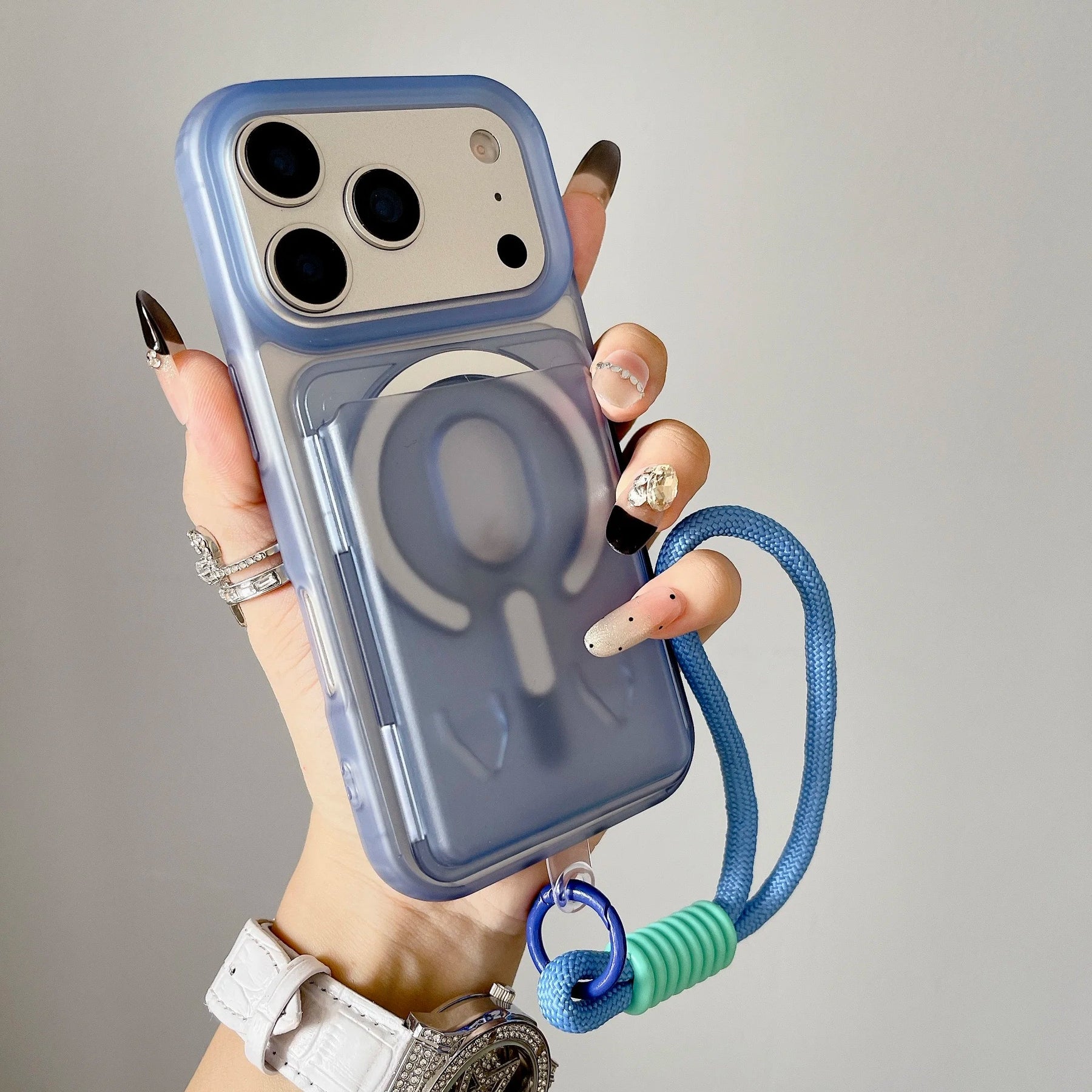 iPhone in een hoesje met pasjeshouder en draagbare polsband