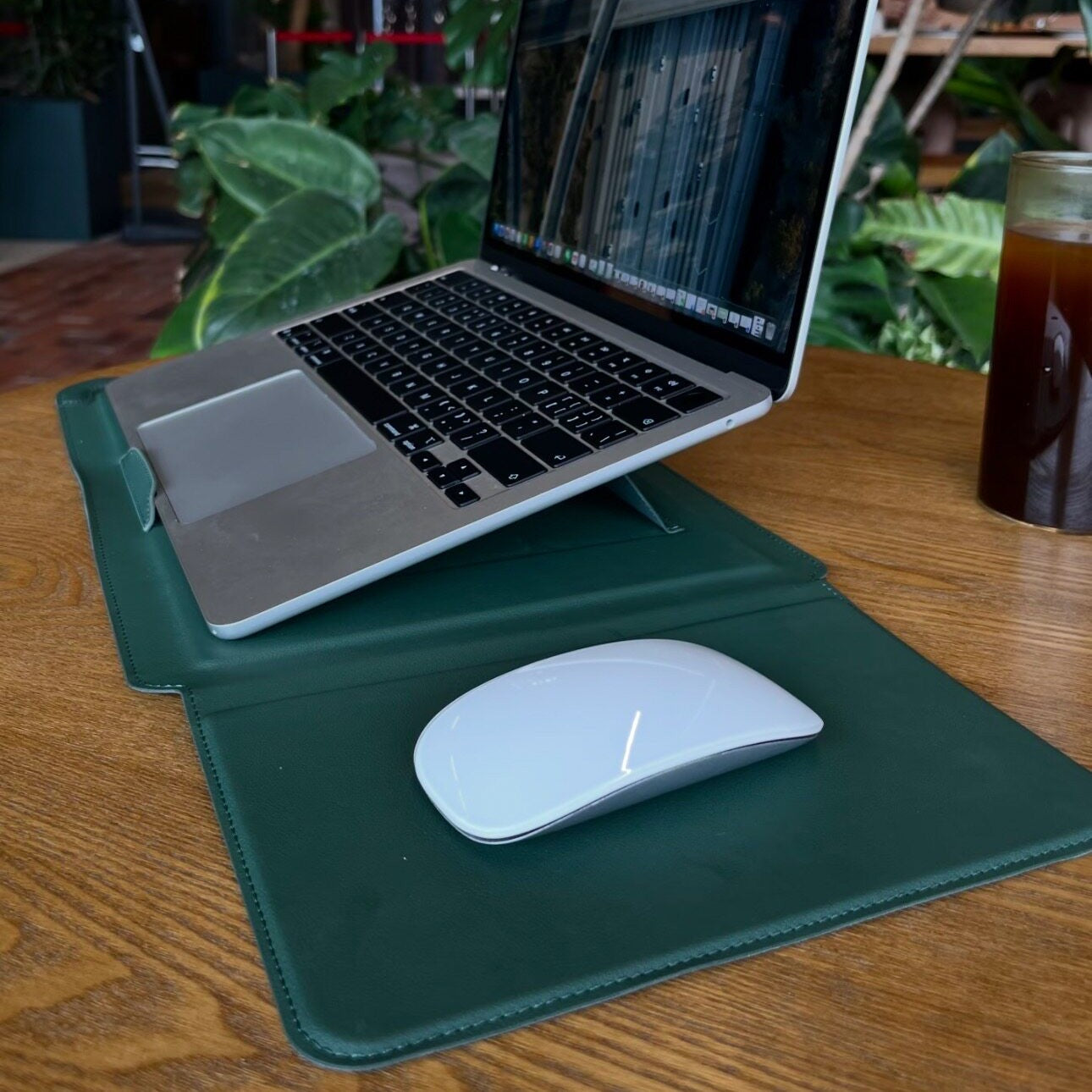 Laptophoes met geïntegreerde standaard voor werken onderweg