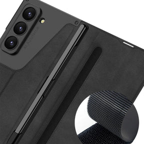 Lerenlook hoesje om een Galaxy Z Fold 6 met gesloten klep