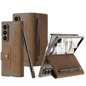 Galaxy Z Fold 6 rechtop geplaatst met de hoes als standaard