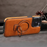 Detail van de leren look en strakke afwerking van het iPhone hoesje